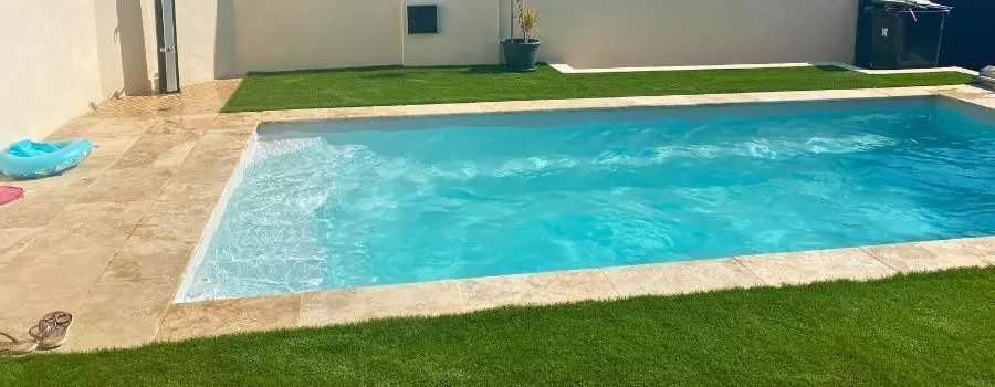 bord de piscine en gazon synthétique