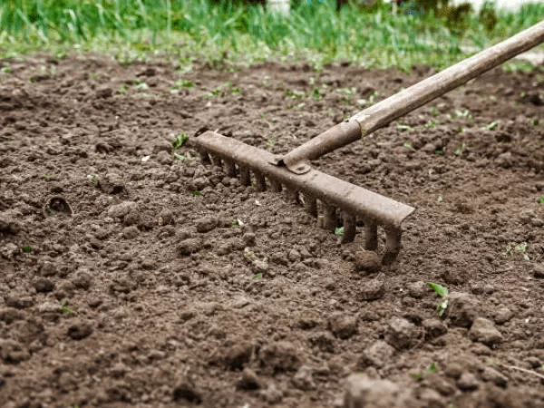 labourer son sol pour poser du gazon synthétique