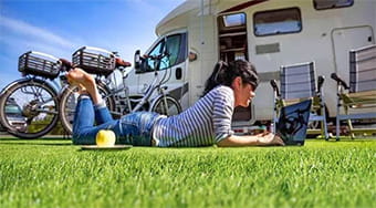 pose de pelouses artificielles terrains de camping et clubs de vacances