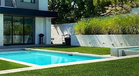 installation de clients de gazon synthétique pour contours de piscines