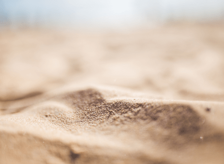 Pourquoi utiliser du sable dans une pose de gazon synthétique ?